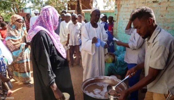 من نهب المخابز إلى طوابير البليلة الجوع يشتد في الخرطوم