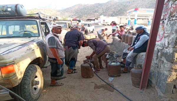 شكاوى في اوساط المواطنين بمديرية القبيطة في لحج جراء انعدام مادة الغاز شكاوى في اوساط المواطنين بمديرية القبيطة في لحج جراء انعدام مادة الغاز