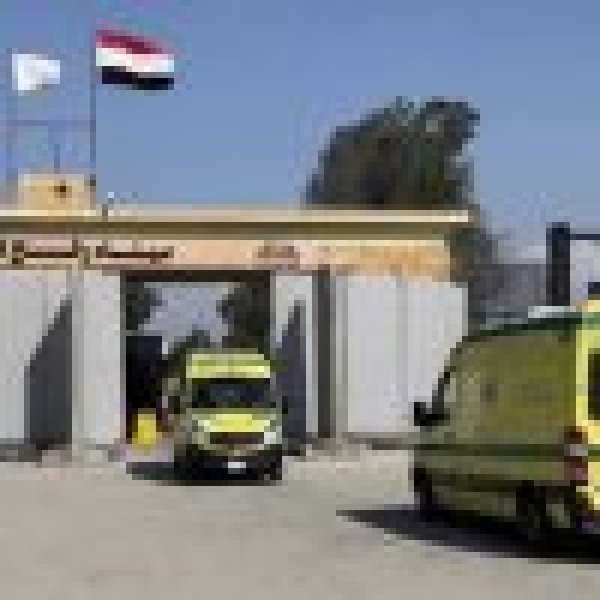 معبر رفح البري يستقبل 97 مصاب ا ومريض ا ومرافق ا فلسطيني ا من غزة معبر رفح البري يستقبل 97 مصاب ا ومريض ا ومرافق ا فلسطيني ا من غزة
