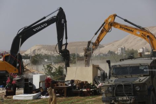 الاحتلال ي سل م إخطارات بوقف بناء ستة منازل في سيلة الظهر