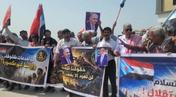 وقفة احتجاجية في المكلا تطالب بالإفراج عن المعتقلين وقفة احتجاجية في المكلا تطالب بالإفراج عن المعتقلين