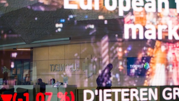 دول أوروبا المثقلة بالديون تبدأ التراجع أمام ضغوط سوق السندات