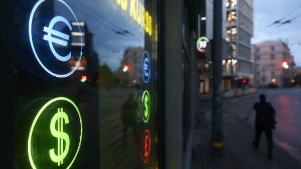 اليورو يتجه لإنهاء خمسة أسابيع من الخسائر مع تراجع الدولار
