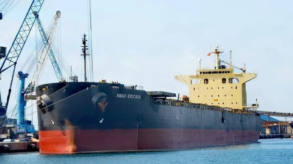العبور في هرمز يتراجع 30 والسعودية تخطط لزيادة طاقة أنابيب النفط