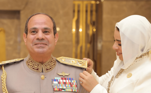 إطلالة آية السيسي في افتتاح الأوكتاجون فستان مزين بحروف هيروغليفية من الذهب إطلالة آية السيسي في افتتاح الأوكتاجون فستان مزين بحروف هيروغليفية من الذهب
