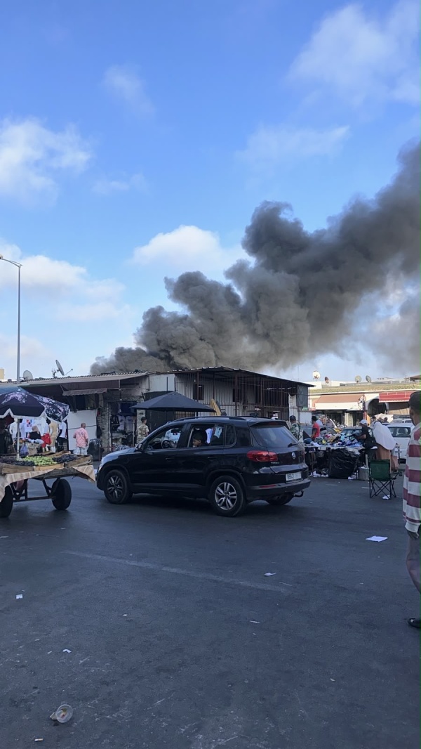 حريق ضخم يستنفر السلطات بسوق القريعة في الدار البيضاء