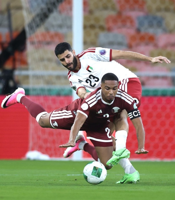 التعادل الإيجابي يحسم قمة العنابي والأبيض الإماراتي ويبقي العنابي وصيفا لمجموعته التعادل الإيجابي يحسم قمة العنابي والأبيض الإماراتي ويبقي العنابي وصيفا لمجموعته
