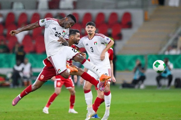 الأبيض الاماراتي يكتسح الأحمر البحريني بثلاثية ويحجز مقعده بنصف نهائي خليجي 27 الأبيض الاماراتي يكتسح الأحمر البحريني بثلاثية ويحجز مقعده بنصف نهائي خليجي 27
