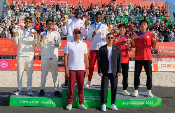 جاسم البوعينين توج البطل باللقب أدعم الطائرة الشاطئية ثلاثية ذهبية جاسم البوعينين توج البطل باللقب أدعم الطائرة الشاطئية ثلاثية ذهبية