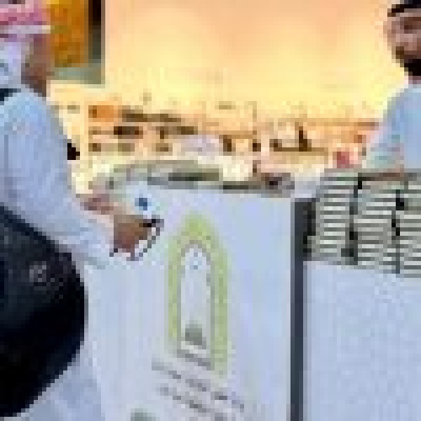 الشؤون الإسلامية توزع 227 137 نسخة من المصحف الشريف على الحجاج المغادرين بمطار المدينة المنورة