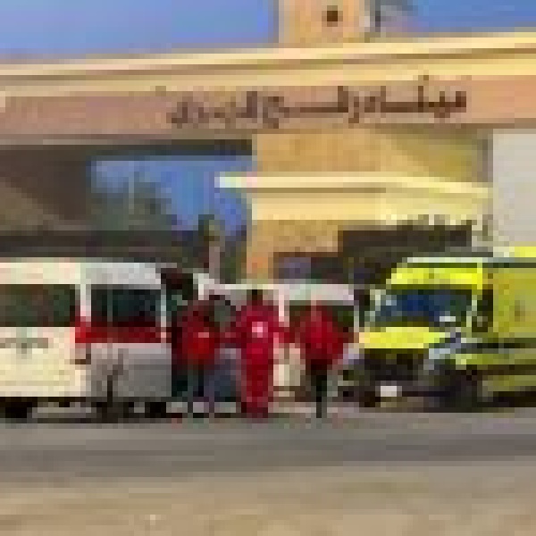 معبر رفح يستقبل الدفعة الـ 82 من الفلسطينيين العائدين إلى غزة معبر رفح يستقبل الدفعة الـ 82 من الفلسطينيين العائدين إلى غزة