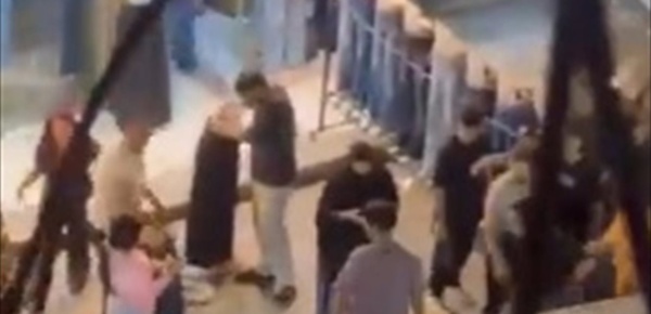 فيديو من دولة عربي ة أثار حالة من الغضب شاهدوا ما فعله أحد الشبان في وسط الشارع فيديو من دولة عربي ة أثار حالة من الغضب شاهدوا ما فعله أحد الشبان في وسط الشارع