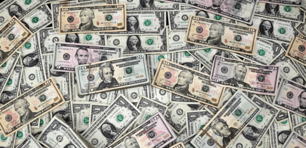 الدولار عند أعلى مستوى منذ عام والين تحت الضغط الدولار عند أعلى مستوى منذ عام والين تحت الضغط
