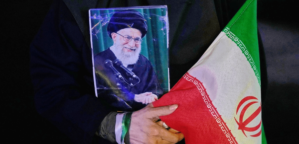 بالفيديو جثمان خامنئي في مصلى الخميني قبل التشييع