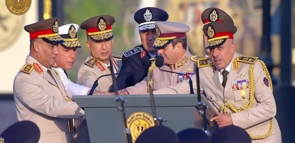ارتدى الزي العسكري السيسي يفتتح الأوكتاغون