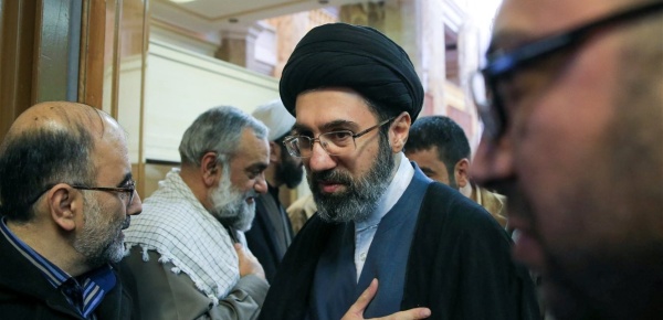 3 احتمالات وراء غياب المرشد الإيراني عن تشييع خامنئي ما هي 3 احتمالات وراء غياب المرشد الإيراني عن تشييع خامنئي ما هي
