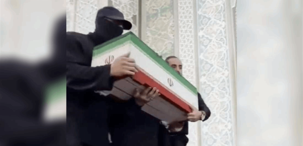 بعد تكهنات بأن ه مجتبى من هو الرجل المقنع الذي ظهر في جنازة خامنئي