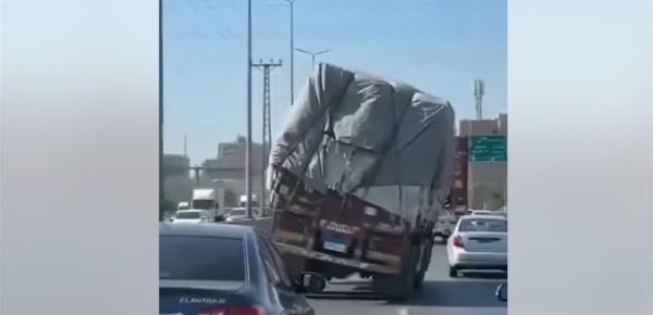 مشهد بطولي سائق يتدخل بسرعة ويمنع كارثة محققة على طريق سريع فيديو