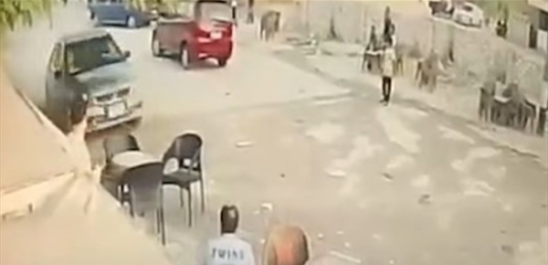 فيديو من دولة عربي ة هذا ما فعله سائق سيارة بسبب خلاف مع صاحب مقهى فيديو من دولة عربي ة هذا ما فعله سائق سيارة بسبب خلاف مع صاحب مقهى