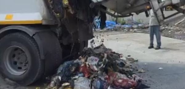 فيديو من تركيا هكذا أجبرت إمرأة عمال النظافة على البحث عن حقيبتها في النفايات