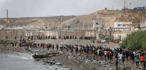 منشورات فتحت طريق الموت إلى سبتة كيف قادت الشائعات آلاف المغاربة نحو الحدود
