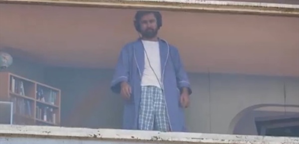 في أميركا رجل يعيش فوق لوحة إعلانات في أميركا رجل يعيش فوق لوحة إعلانات
