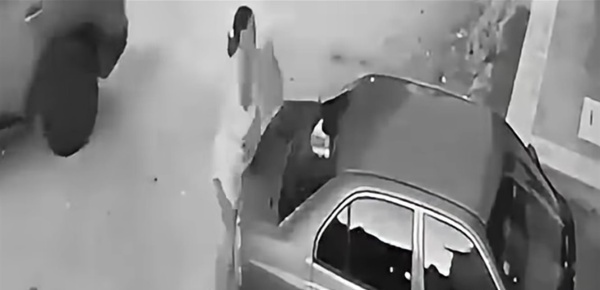 في مصر حط مت سيارة زوجها أمام المارة في مصر حط مت سيارة زوجها أمام المارة