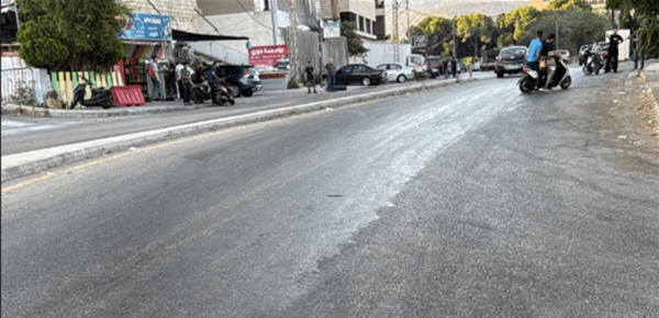 التحكم المروري يطلب من السائقين توخي الحذر وتخفيف السرعة على طريق عام الحدث مفرق الريجي بسبب تسرب الزيوت في المحلة