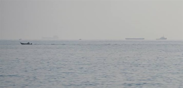 تعر ض سفينة لهجوم أثناء عبورها في مضيق هرمز تعر ض سفينة لهجوم أثناء عبورها في مضيق هرمز