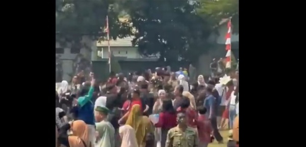 بكاء جندي إندونيسي ي ثير تفاعلا واسعا شاهدوا ماذا حصل معه فيديو بكاء جندي إندونيسي ي ثير تفاعلا واسعا شاهدوا ماذا حصل معه فيديو