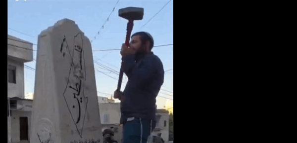 عضو في الكنيست الإسرائيلي ي شارك بتحطيم نصب تذكاري فلسطيني قرب نابلس فيديو