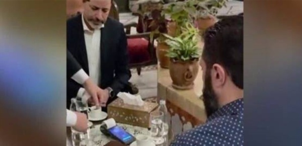 الشرع يدفع فاتورة مطعم بدمشق باستخدام بطاقة فيزا شاهدوا الفيديو