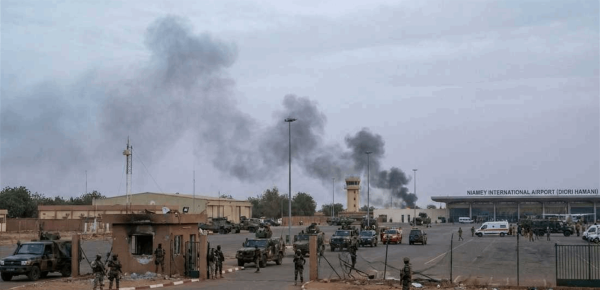النيجر تعلن احتواء تمرد عسكري استهدف مواقع حساسة في نيامي النيجر تعلن احتواء تمرد عسكري استهدف مواقع حساسة في نيامي