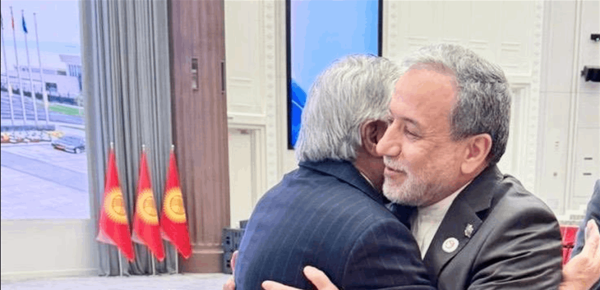 عناق حار بين عراقجي ونظيره الباكستاني صور عناق حار بين عراقجي ونظيره الباكستاني صور