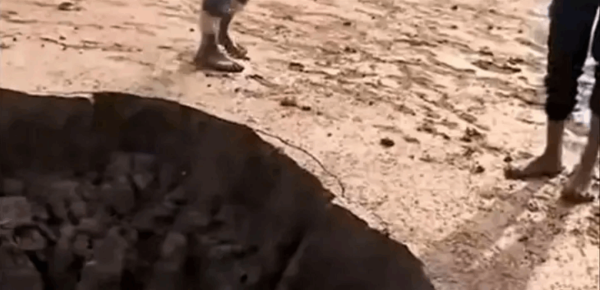 الأرض انشقت حفرة غامضة ت ربك إحدى القرى والسكان قلقون