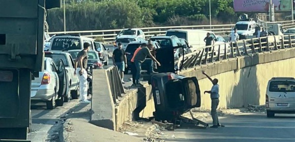 سقوط سيارة عن جسر الأولي شمال صيدا وإصابة شخص بجروح سقوط سيارة عن جسر الأولي شمال صيدا وإصابة شخص بجروح
