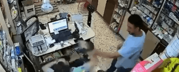داخل صيدلية جريمة قتل مرو عة في سوريا فيديو
