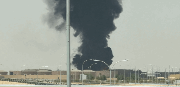 الحوثيون يعلنون استهداف الرياض بصواريخ باليستية ومنشأة تابعة لأرامكو في ينبع الحوثيون يعلنون استهداف الرياض بصواريخ باليستية ومنشأة تابعة لأرامكو في ينبع