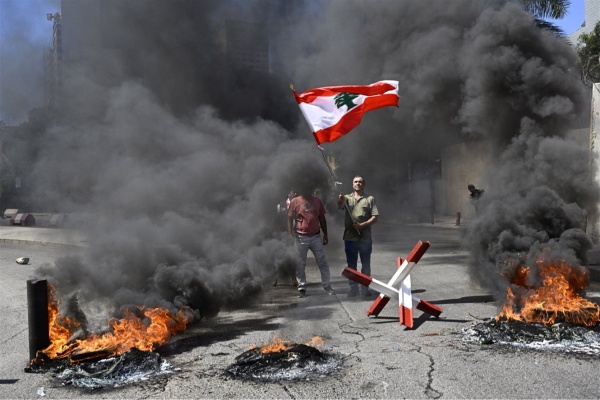 تقارير أمنية تحذر من تحركات شعبية على خلفية التدهور الاقتصادي الأفران تطالب بدعم حكومي مباشر للرغيف تقارير أمنية تحذر من تحركات شعبية على خلفية التدهور الاقتصادي الأفران تطالب بدعم حكومي مباشر للرغيف