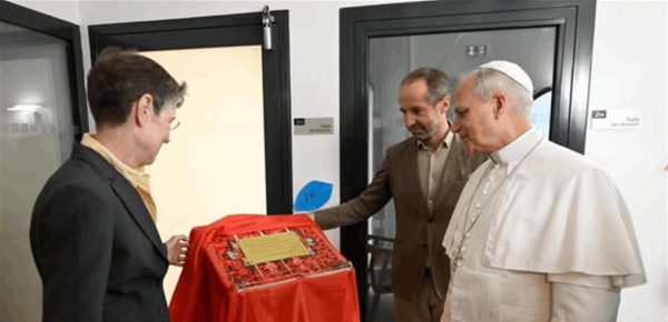 البابا لاوون الرابع عشر يزور مركزا لدعم المهاجرين في باريس صور وفيديو