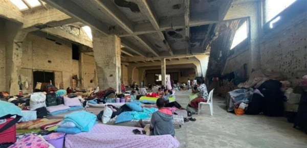 رضيع عمره 72 ساعة ينام على فراش متهالك تقرير يروي شهادات قاسية لعائلات نازحة داخل مراكز الإيواء