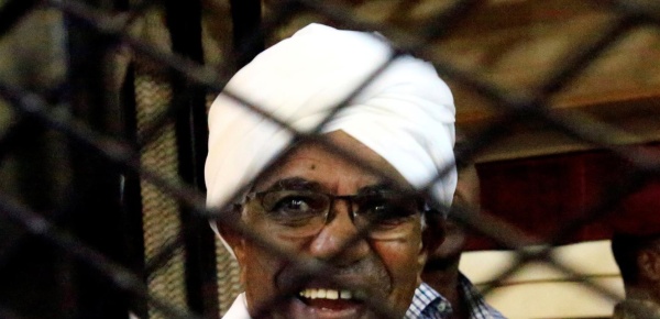 نقل عمر البشير إلى مستشفى في العاصمة السوداني ة الخرطوم نقل عمر البشير إلى مستشفى في العاصمة السوداني ة الخرطوم