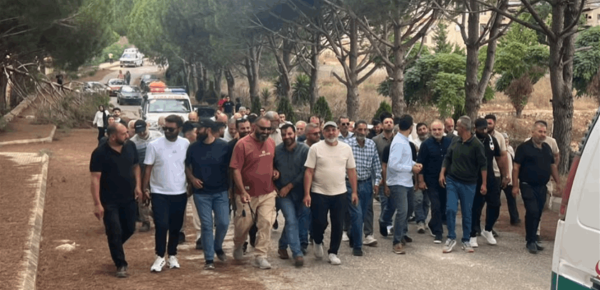 بالصورة أهالي بلدة النبطية الفوقا يدخلونها سير ا على الأقدام على الرغم من التهديدات الاسرائيلية بالصورة أهالي بلدة النبطية الفوقا يدخلونها سير ا على الأقدام على الرغم من التهديدات الاسرائيلية