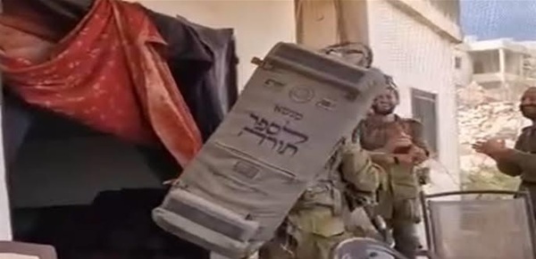 فيديو ينتشر جنود إسرائيليون يرقصون داخل أحد المنازل في الجنوب في ختام عيد العرش