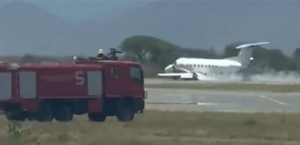 حادثة غريبة ت جبر طائرة مليئة بالسياح على الهبوط بشكل عاجل ما الذي جرى فيديو