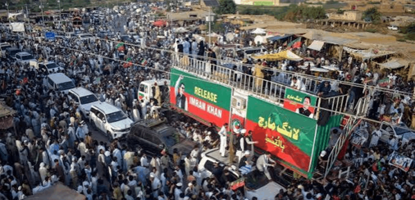 أنصار عمران خان في طريقهم إلى إسلام آباد والحكومة تحذر أنصار عمران خان في طريقهم إلى إسلام آباد والحكومة تحذر