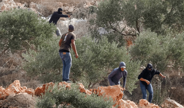 مستوطنون يهاجمون موكبا دبلوماسيا في الضفة الغربية ويعتدون على رئيس بلدية فرنسي مستوطنون يهاجمون موكبا دبلوماسيا في الضفة الغربية ويعتدون على رئيس بلدية فرنسي