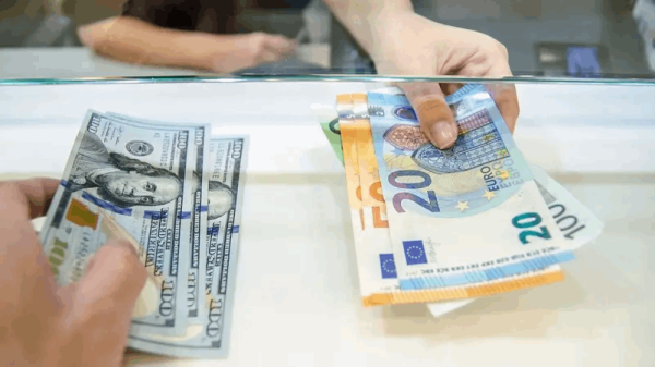 مع تحول احتجاجات فرنسا إلى أعمال عنف تراجع في سعر اليورو مع تحول احتجاجات فرنسا إلى أعمال عنف تراجع في سعر اليورو