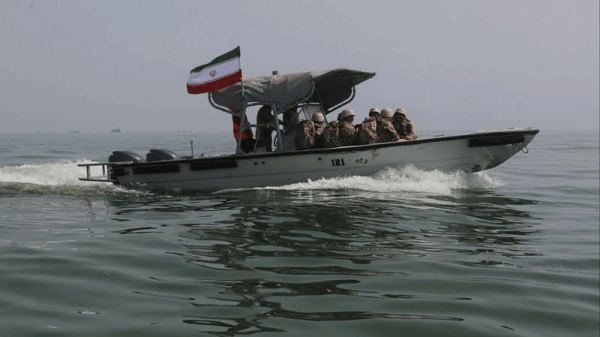 الحرس الثوري اشتعال 4 سفن واصطدام 3 أخرى بألغام قرب هرمز