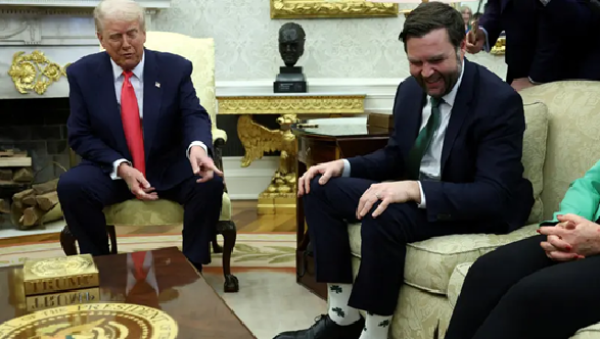 كان يقف خلفه ماذا قال ترامب عن نائبه جي دي فانس